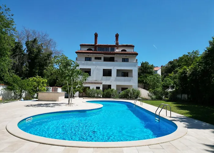 House With Pool *