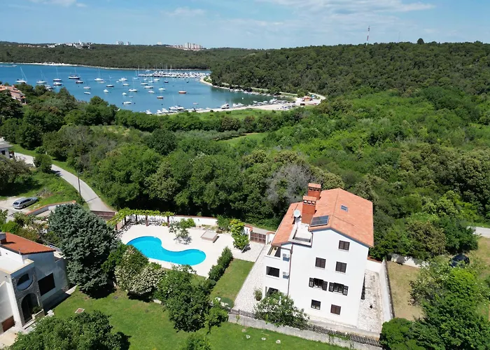 House With Pool *