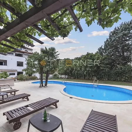 Appartement House With Pool Banjole