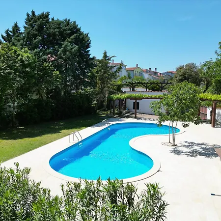 아파트 House With Pool