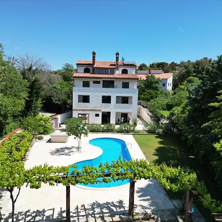 House With Pool Appartement *